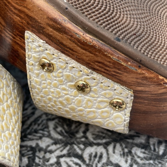 Qupid 4.5” Vegan Gold Platform Slide - Picture 5 of 6